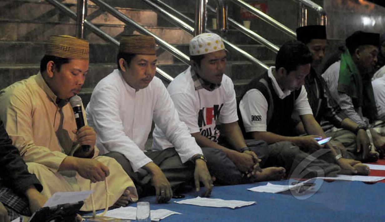 Sejumlah masyarakat menggelar istighosah di halaman Gedung KPK, Jakarta, Minggu (1/2/2015). Sejumlah orang terlihat memanjatkan doa sebagai bentuk dukungan kepada Komisi Pemberantasan Korupsi (KPK). (Liputan6.com/Andrian M Tunay)