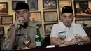 Musisi Ahmad Dhani dan pengacara Farhat Abbas memberikan keterangan dalam sebuah pertemuan di Jakarta, Selasa (20/12). Dalam kesempatan itu, Farhat Abbas ditunjuk Ahmad Dhani sebagai kuasa hukumnya dalam kasus dugaan makar. (Liputan6.com/Yoppy Renato)