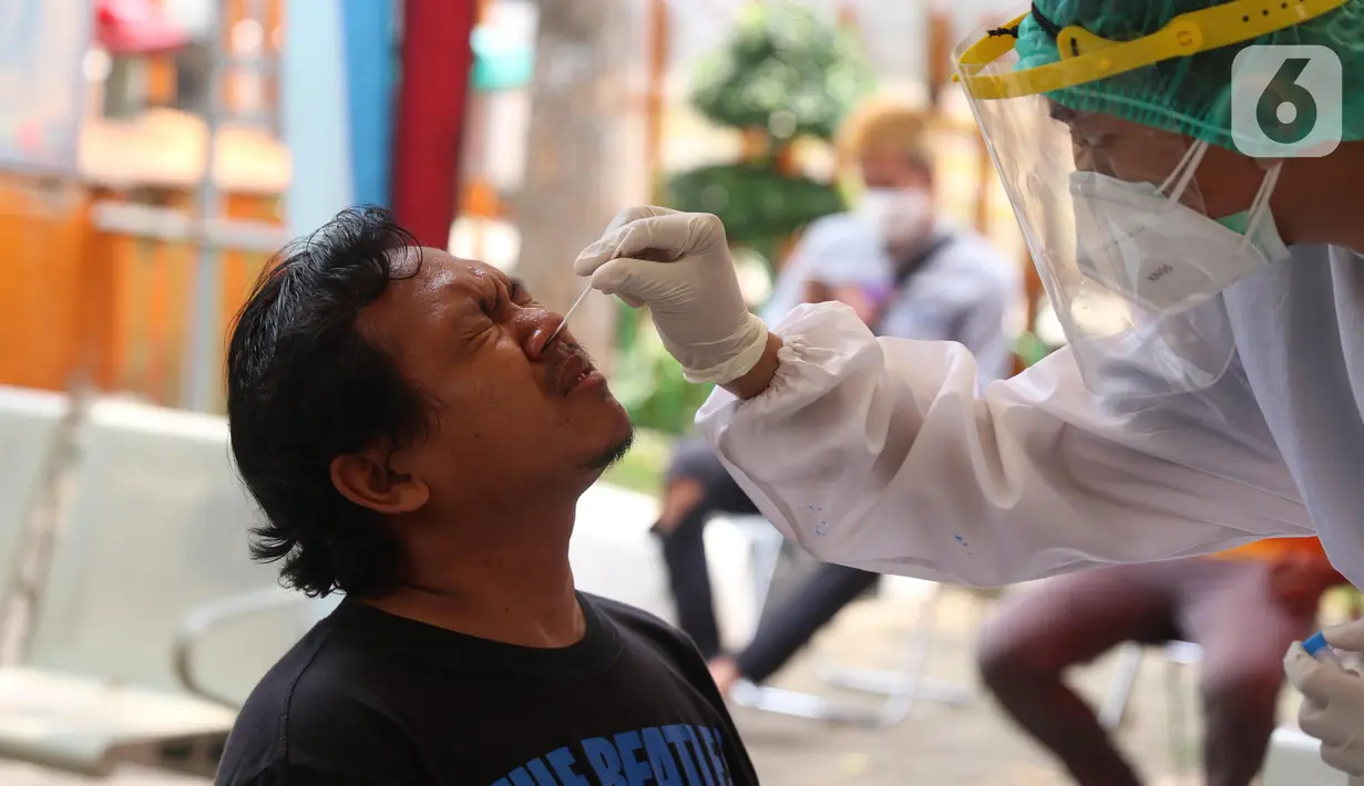 Petugas medis mengambil sampel lendir penumpang bus AKAP untuk tes cepat antigen di terminal Kalideres, Jakarta, Barat, Senin (17/5/2021). Menyambut arus balik, pemudik yang tiba di terminal tersebut diarahkan petugas untuk melakukan tes COVID-19. (Liputan6.com/Angga Yuniar)