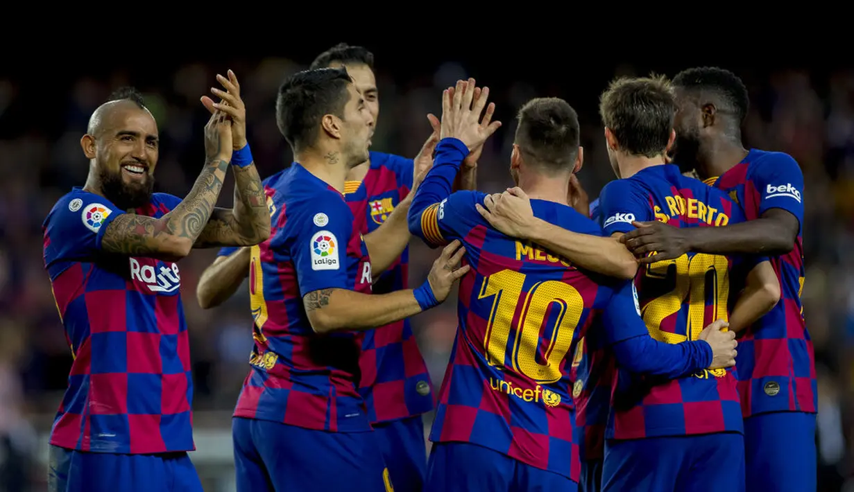Para pemain Barcelona merayakan gol yang dicetak oleh Lionel Messi ke gawang Deportivo Alaves pada laga La Liga 2019 di Stadion Camp Nou, Sabtu (21/12). Barcelona menang 4-1 atas Deportivo Alaves. (AP/Joan Monfort)