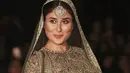 Berada di masa kehamilan, aktris kelahiran mumbai ini terlihat menjadi  sebuah model yang memeragakan pakaian Sari India. Aura seorang ibu tampak di wajah Kareena yang sedang berpose sambil memegang perut buncitnya. (Instagram/kareenabebo)