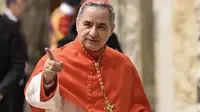 Kardinal Angelo Becciu, kepala badan Vatikan yang bertanggung jawab atas Kanonisasi, mengundurkan diri, menurut Vatikan dalam sebuah pernyataan pada 24 September 2020. (Andreas Solaro/AFP/Getty Images)