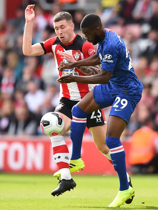 Bek Chelsea, Fikayo Tomori (kanan) berebut bola dengan gelandang Southampton, Pierre-Emile Hojbjerg pada pertandingan Liga Inggris di St Mary's Stadium pada 6 Oktober 2019. Milan punya opsi mempermanenkan Tomori dengan banderol 25 juta euro, jika penamkpilannya memuaskan. (AFP/ Glyn Kirk)