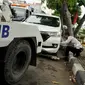 Petugas Dishub DKI saat melakukan penderekan terhadap mobil yang parkir liar di kawasan Pasar Baru, Jakarta, Senin (27/6). Penertiban rutin ini dilakukan untuk membuat efek jera bagi warga yang masih parkir sembarangan. (Liputan6.com/Gempur M Surya)