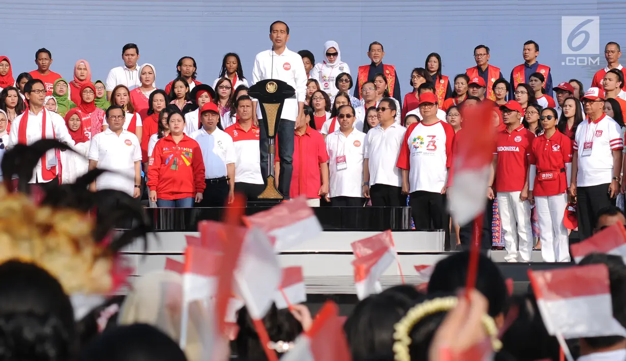Presiden RI, Joko Widodo (tengah) bersama peserta Harmoni Indonesia 2018 menyanyikan lagu Indonesia Raya di Kompleks Gelora Bung Karno, Jakarta, Minggu (5/8). Harmoni Indonesia adalah bernyanyi bersama lagu kebangsaan. (Liputan6.com/Helmi Fithriansyah)