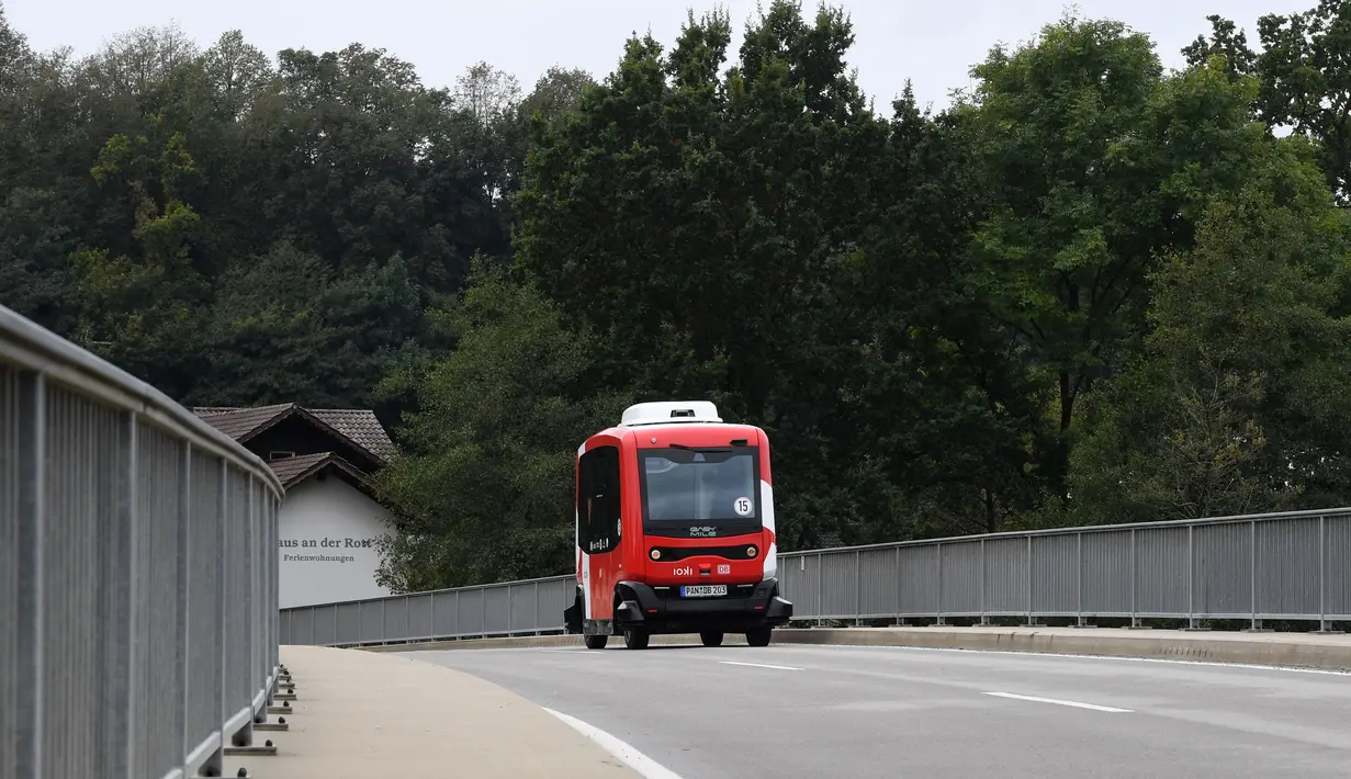 Bus tanpa sopir alias bus otonom melaju di dekat stasiun kereta api Bad Birnbach, Jerman selatan, pada 7 Oktober 2019. Kendaraan listrik tersebut mengantarkan penumpang dari stasiun kereta ke pusat kota Bad Birnbach maupun dari arah sebaliknya. (Christof STACHE / AFP)