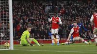 Striker Chelsea Tammy Abraham mencetak gol ke gawang Arsenal pada laga Liga Inggris di Emirates Stadium, Minggu (29/12/2019). (AP Photo/Ian Walton)