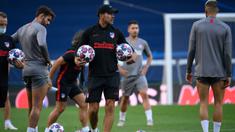 Pelatih Atletico Madrid, Diego Simione, memberikan arahan kepada pemainnya saat latihan jelang perempat final Liga Champions 2019/2020 di Estadio Jose Alvalade, Portugal, Kamis (13/8/2020). Atletico Madrid akan menghadapi RB Liepzig di perempat final liga Champions. (AFP/Lluis Gene)