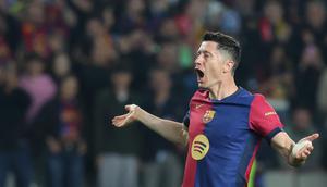 Pada menit ke-66, Robert Lewandowski mencetak gol keduanya di laga ini. (LLUIS GENE/AFP)