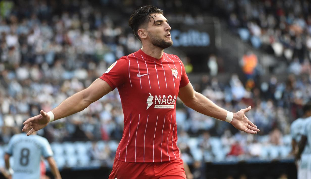 Rafa Mir. Striker Spanyol ini baru didatangkan Sevilla dari Wolverhampton pada awal musim 2021/2022 ini. Empat musim bersama Wolves, ia lebih banyak dipinjamkan ke klub lain. Bersama Sevilla musim ini ia telah bermain 30 laga di semua ajang dengan mencetak 9 gol. (AFP/Miguel Riopa)