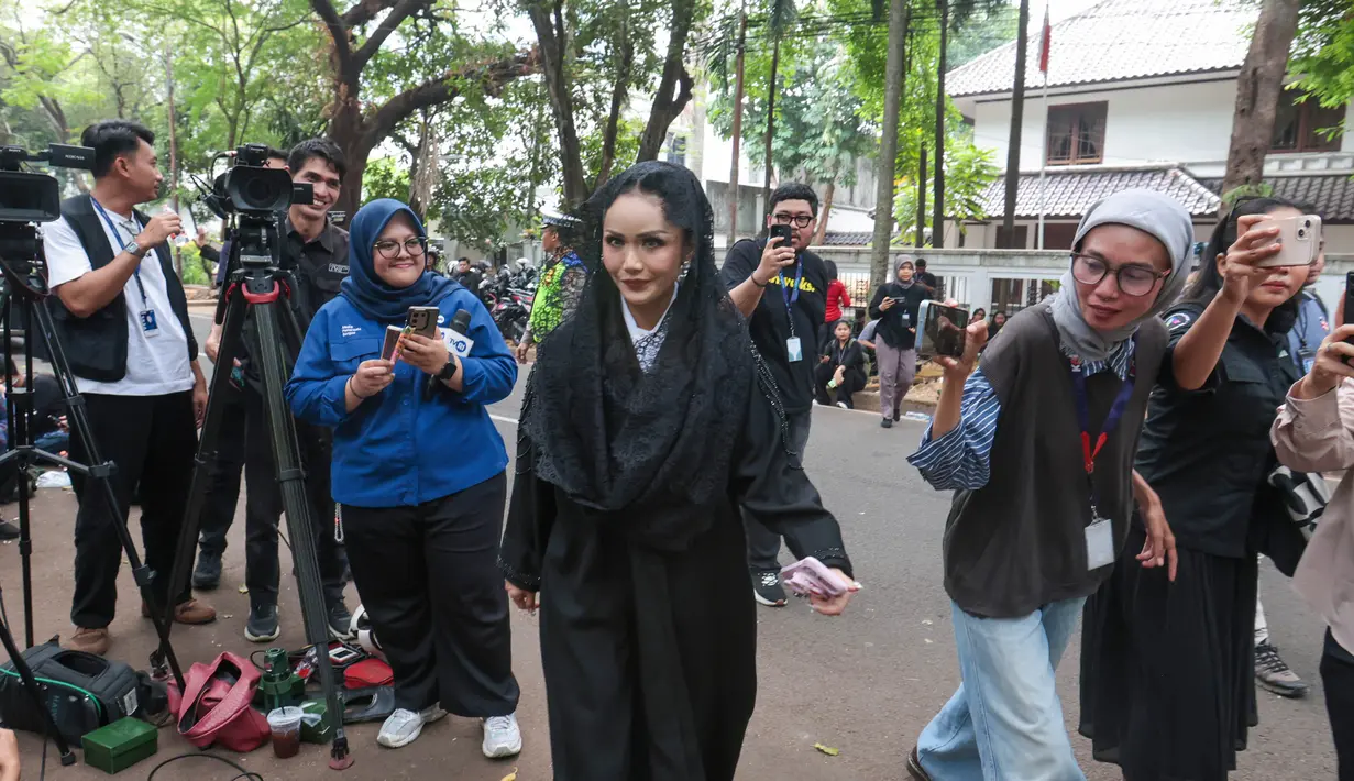 Artis senior Krisdayanti hadir di rumah duka Guruh Soekarnoputra di Jalan Sriwijaya Raya, Kebayoran Baru, Jakarta Selatan, Sabtu (26/9/2026). Widyawati datang untuk memberikan penghormatan terakhir kepada almarhum. (KLY/Budy Santoso)