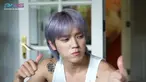 Taeyong mengacungkan jempolnya saat mencicipi makanan khas Nusantara yang terasa lezat. (Foto: YouTube/ Rans Entertainment)