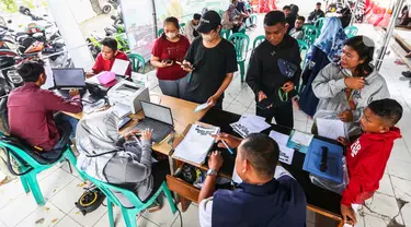 Calon peserta program mudik gratis 2024 melakukan verifikasi data di halaman Kantor Sudin Perhubungan Jakarta Barat, Selasa (26/3/2024). (Liputan6.com/Angga Yuniar)
