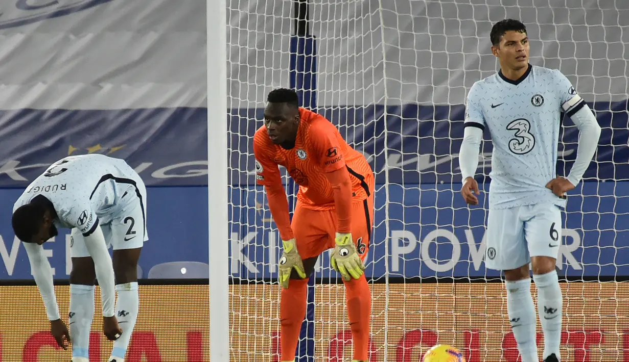Kiper Chelsea, Edouard Mendy (tengah) tampak kecewa setelah kebobolan gol kedua oleh gelandang Leicester City, James Maddison dalam laga lanjutan Liga Inggris 2020/21 pekan ke-19 di King Power Stadium, Leicester, Selasa (19/1/2021). Chelsea kalah 0-2 dari Leicester City. (AFP/Rui Vieira/Pool)