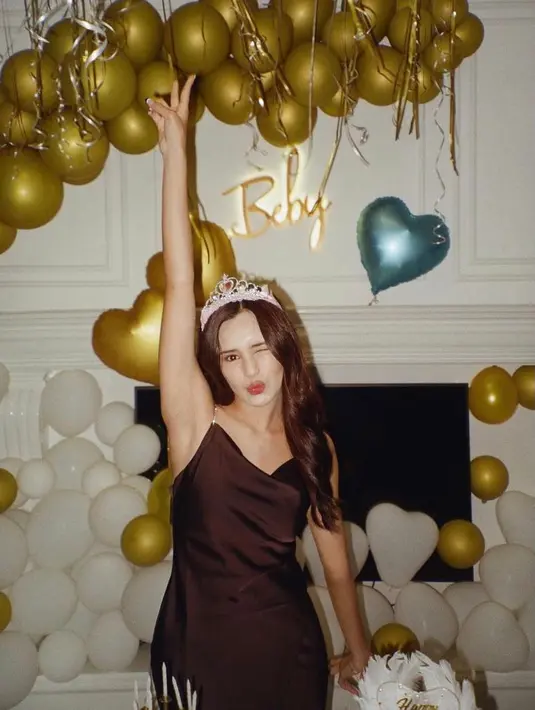 Jika ingin tampil simpel dan elegan maka dress satin adalah pilihan yang tepat untuk kamu gunakan pada acara formal. Kamu tetap akan terlihat menawan ketika bersanding dengan tamu lainnya. (instagram/bebytsabina).