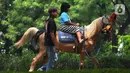 Anak-anak dapat menunggang kuda dengan jaraknya tidak terlalu jauh dan didampingi joki. (merdeka.com/Imam Buhori)