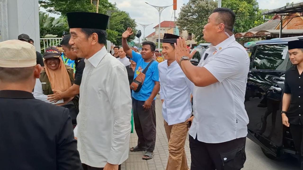 Potret Jokowi Ajak Kaesang Salat Jumat di Masjid Sheikh Zayed Solo, Jemaah Berebut Salaman & Swafoto