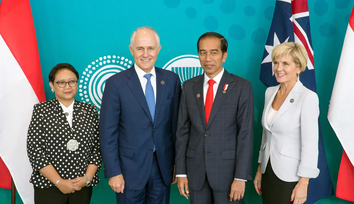Presiden Joko Widodo (kedua kanan) berfoto bersama PM Australia Malcolm Turnbull (kedua kiri) didampingi Menteri Luar Negri masing-masing negara saat ASEAN-Australia Special Summit 2018 di Sydney (17/3). (Steve Christo/ASEANINAUS/AFP)