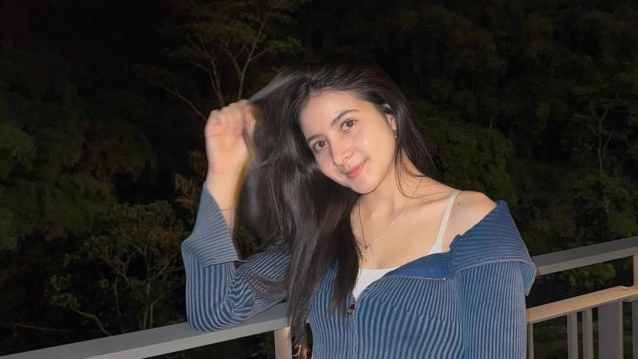 Potret Cantik Bulan Sutena yang Kerap Tampil dengan Makeup Tipis Tapi Selalu Memukau