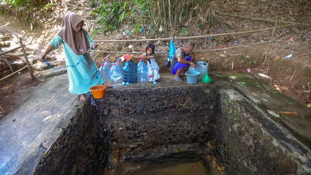 Krisis Air Bersih Melanda Desa Cidokom Saat Kemarau Panjang