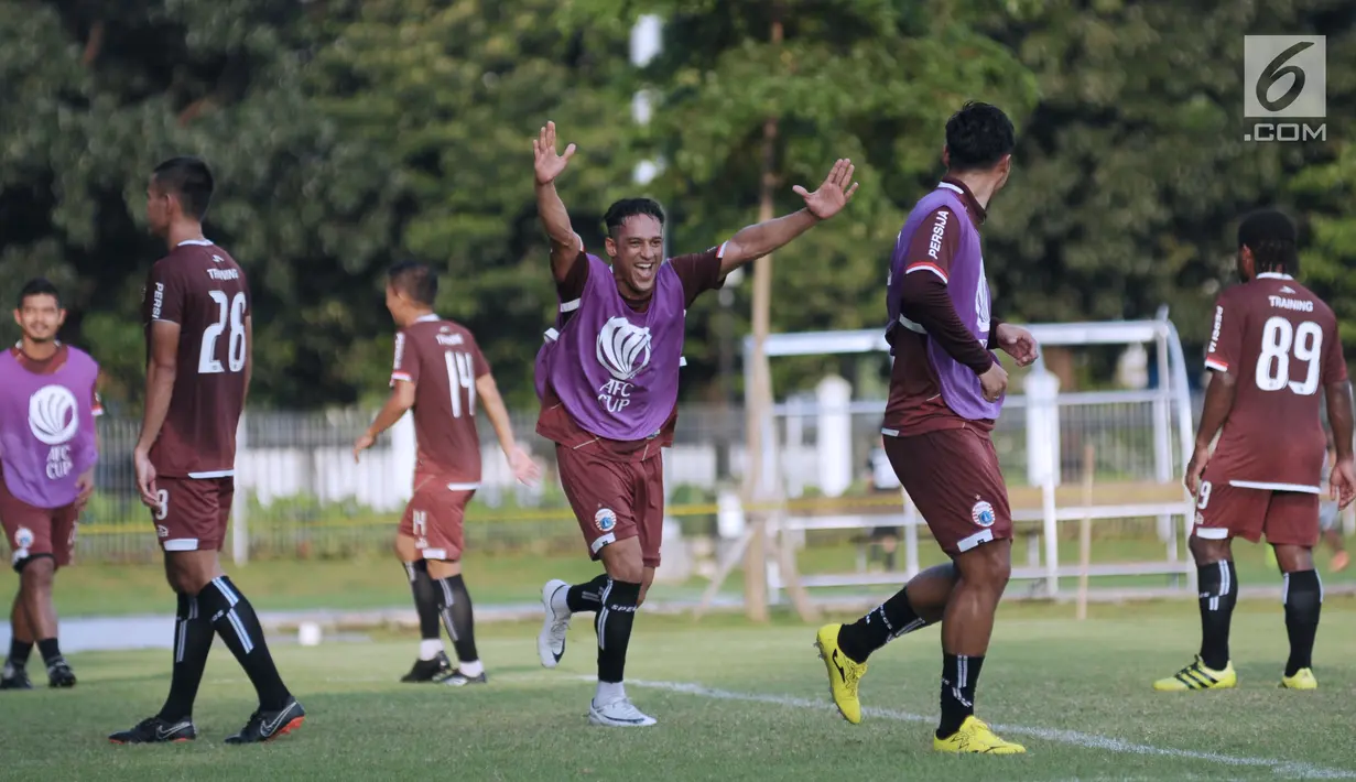 Pemain depan Persija, Addison Alves (tengah) bersorak saat latihan resmi penyisihan Grup H Piala AFC 2018 melawan Johor Darul Takzim di Lapangan B Kompleks GBK, Jakarta, Senin (9/4). Laga akan digelar, Selasa (10/4). (Liputan6.com/Helmi Fithriansyah)