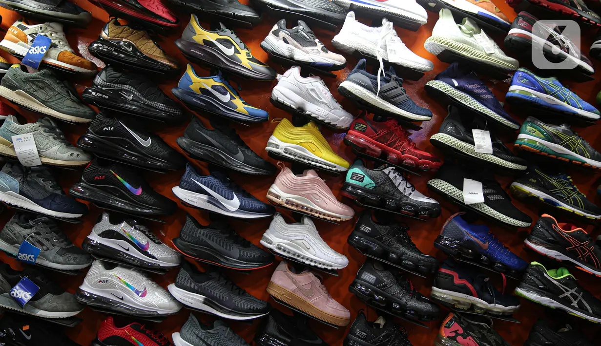 Sepatu impor dari Vietnam dan China yang dipajang di salah satu toko di Jakarta, Selasa (1/9/2020). Kementerian Perdagangan memperketat prosedur impor produk alas kaki dan barang konsumsi lainnya melalui Peraturan Menteri Perdagangan Nomor 68 Tahun 2020. (Liputan6.com/Faizal Fanani)