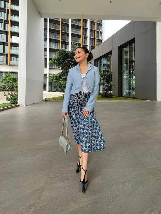 <p>Bisa juga dengan memilih warna cerah seperti biru. Padukan dengan rok dan statement shoes seperti gaya Prilly. [Instagram/prillylatuconsina96]</p>