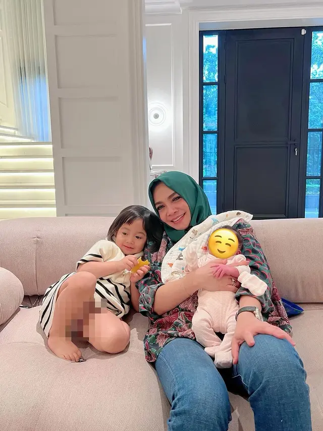 Gaya Modis Mama Rieta Amilia yang Ikut Bantu Nagita Slavina Momong Baby Lily