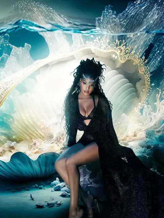 Kenakan bikini dan robe jaring-jaring, Halle Bailey terlihat memesona sebagai putri bawah laut [@hallebailey]