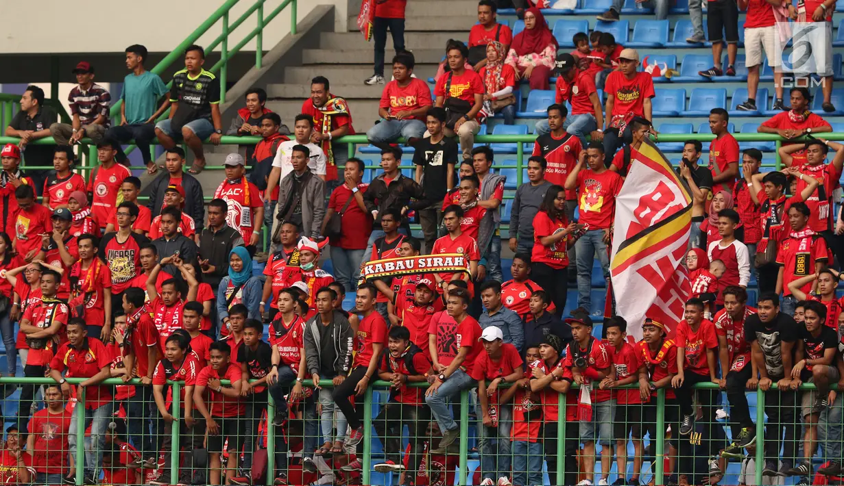 Suporter Semen Padang bersorak saat menyaksikan laga timnya melawan Bhayangkara FC di lanjutan Liga 1 Indonesia di Stadion Patriot Candrabhaga, Bekasi, Sabtu (20/5). Semen Padang kalah 0-1. (Liputan6.com/Helmi Fithriansyah)