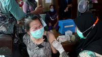 Vaksinasi booster untuk lansia di Surabaya. (Dian Kurniawan/Liputan6.com)