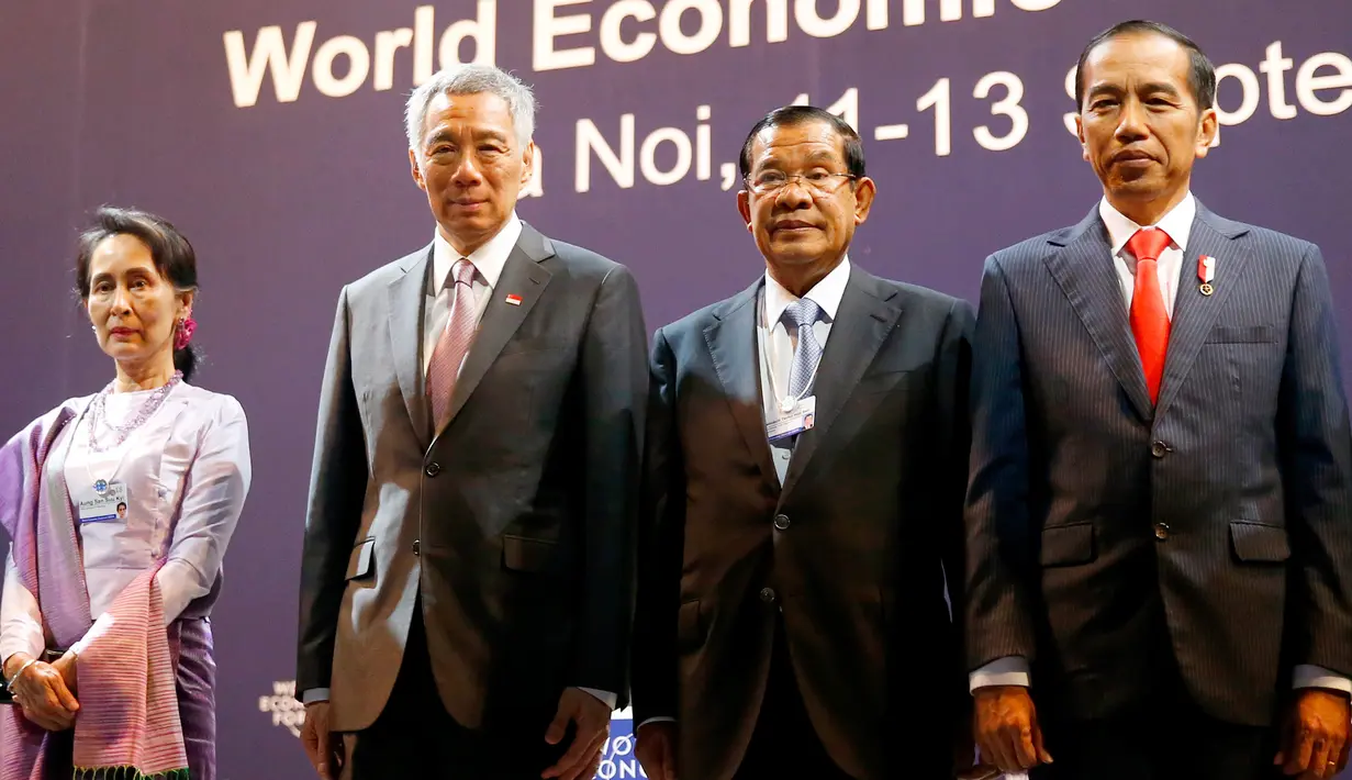 Presiden Joko Widodo (kanan) bersama Pemimpin Myanmar Aung San Suu Kyi (kiri), PM Singapura Lee Hsien Loong (dua kiri), dan PM Kamboja Hun Sen (dua kanan) saat pembukaan World Economic Forum on ASEAN, Hanoi, Vietnam, Rabu (12/9). (AP Photo/Bullit Marquez)