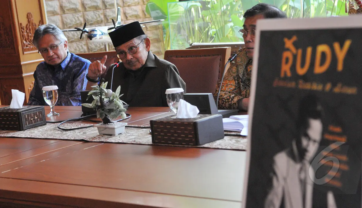 BJ Habibie saat menjadi narasumber bersama di acara dialog yang bertajuk “Mengawal perwujudan amanat UUD 1945, mencerdaskan kehidupan bangsa”, Jakarta, Minggu (24/5/2015). (Liputan6.com/Herman Zakharia)