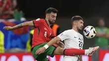 Gelandang Portugal Bruno Fernandes mencoba tendang bola yang dihalangi gelandang Slovenia, Cerin pada laga 16 besar Euro 2024 (AP)