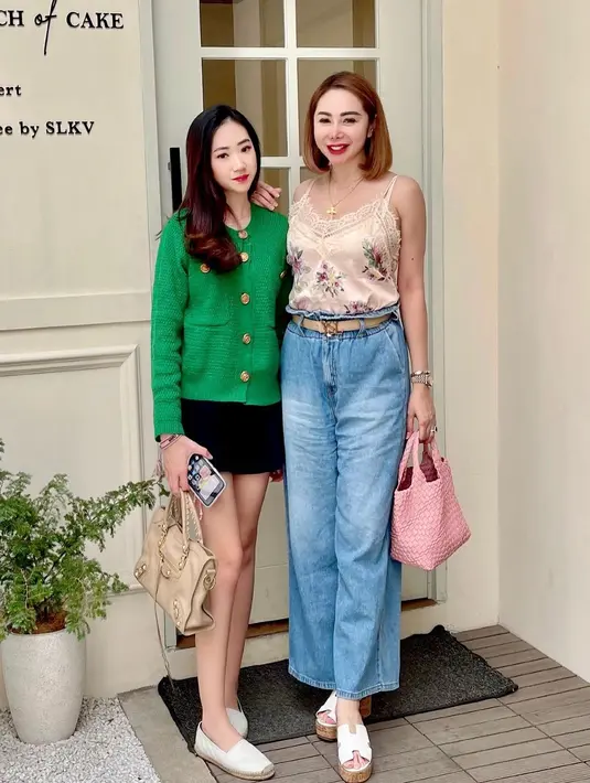 Femmy Permatasari dengan putri sulungnya Richita. Femmy tampil dengan atasan bertali spageti yang cantik bermotif floral dengan celana jeans, sedangkan Richita mengenakan sweater hijau dan mini skirt hitam. Foto: Instagram.