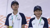 Artis Mikha Tambayong (kiri) dan legenda bulutangkis Indonesia, Ivana Lee (kanan) meriahkan pawai obor Asian Games 2018 di Kota Palembang, Sumatra Selatan, Sabtu (4/8/2018). (Bola.com/Reza Bachtiar)