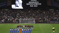 Fans West Ham United menyanyikan lagu 'God Save the Queen' secara emosional saat mengheningkan cipta sebelum laga Grup B EUFA Conference League melawan FCSB pada Kamis (8/9/2022) waktu setempat. (AP/Ian Walton)