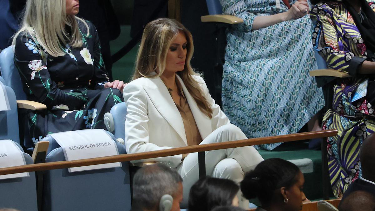 Gaya Formal Melania Trump di Sidang Umum PBB, Ekspresi Datarnya Saat Donald Trump Pidato Jadi Meme