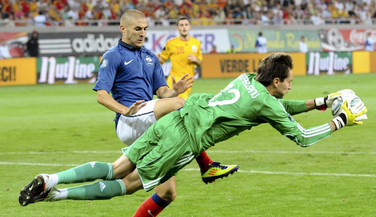 Ditengah pembangunan, pada 8 Oktober 2009 diputuskan untuk menggunakan atap yang dapat dibuka tutup (retractable roof). Resmi dibuka pada 6 September 2011 saat Timnas Rumania menghadapi Prancis di kualifikasi Euro 2012 dan berakhir dengan skor 0-0. (AFP/Andrei Pungovschi)