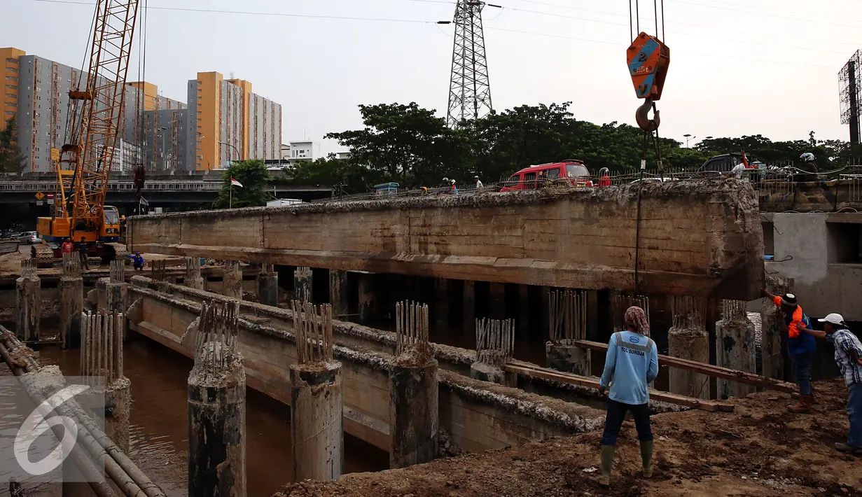 Pembongkaran jembatan di Latumenten dilakukan untuk menjaga kelancaran aliran air sungai di kawasan tersebut, Jakarta Barat, Rabu (9/11). (Liputan6.com/Johan Tallo)