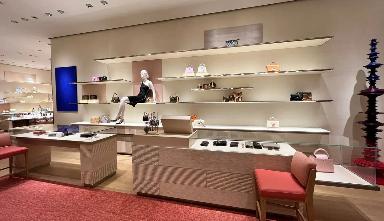 Intip juga karya seni yang berupa totem yang ada di area kiri butik. Wujudnya mengingatkan kita akan Candi dan stupa yang ada di Indonesia dan menjadi pusat perhatian di antara koleksi women's ready to wear area. Unik! [Foto: dok Louis Vuitton Indonesia]