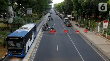 Suasana akses jalan menuju Istana Negara, Jakarta, Senin (14/10/2019). Hingga sore hari, polisi masih menutup jalan dikarenakan isu adanya demo mahasiswa yang akan berlangsung hari ini. (Liputan6.com/JohanTallo)