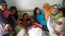 Dibalik kesedihan suaminya, ia selalu tampak tegar dan ceria di depan sang istri. Hal itu dilakukan guna memberikan suntikan semangat istrinya yang sel kanker sudah menyebar ke paru-paru, liver hingga tulang. (Instagram/irensukardi)