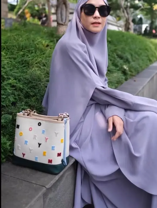 <p>Kali ini, Zaskia memadukan gamis dan hijab syar&rsquo;i berwarna lilac dengan sneakers dan sling bag nuansa coklat. [Instagram/zaskiadyamecca]</p>