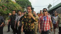 Jokowi ingin melihat langsung beras yang baru tiba dari Makassar, Sulawesi Selatan, hasil kerjasama dengan Gubernur Sulawesi Selatan (Sulsel) Syahrul Yasin Limpo,  Jakarta Timur, Rabu (28/5/2014) (Liputan6.com/Herman Zakharia)