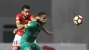 Duel pemain Persija Jakarta, Willian Pachecho (kiri)  dan pemain Sriwijaya FC, Alberto Goncalves pada laga Liga 1 2017 di Stadion Wibawa Mukti, Cikarang, Jumat (16/6/2017). Persija menang 1-0. (Bola.com/Nicklas Hanoatubun)