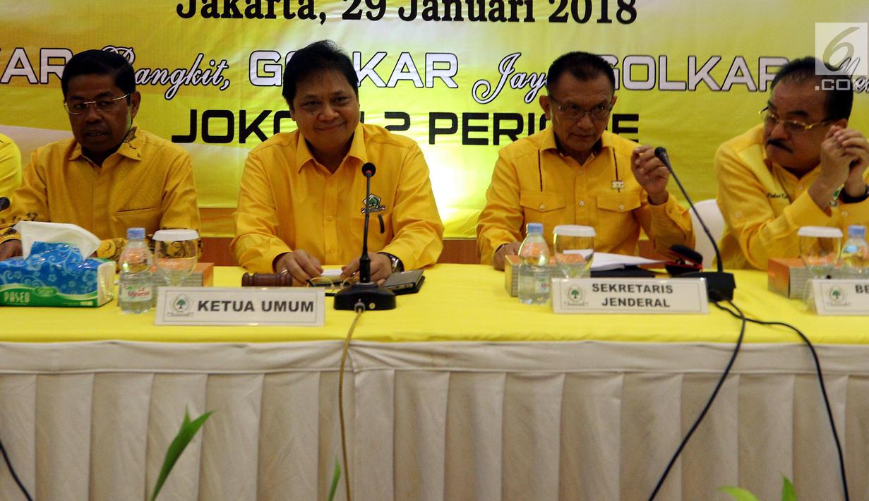 Ketua Umum Partai Golkar Airlangga Hartarto (kedua kanan) memimpin rapat pleno perdana setelah terbentuknya kepengurusan baru di DPP Golkar, Jakarta, Senin (29/1). Rapat membahas tugas-tugas untuk mempersiapkan Pilkada 2018. (Liputan6.com/Johan Tallo)