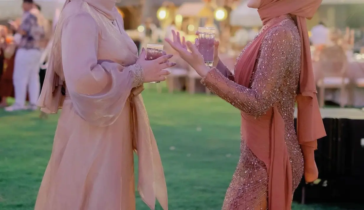Aksen selendang di pundak dan pinggang mempertegas siluet namun tetap terlihat sopan. Bikin Putri Delina terlihat makin anggun. [@putridelinaa]