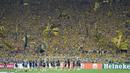 Para pemain Borussia Dortmund saat sesi pemanasan di hadapan para suporter yang memadati Signal Iduna Park Stadium jelang menghadapi PSG pada laga leg pertama semifinal Liga Champions 2023/2024, Rabu (1/5/2024). (AP Photo/Matthias Schrader)