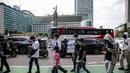 Ratusan imigran Afghanistan jalan kaki menuju Kedubes Kanada di Jakarta, Senin (13/12/2021). Dengan membawa spanduk dan poster, mereka menuntut UNHCR dan IOM segera memproses penempatan mereka ke negara tujuan seperti Kanada, Australia, Selandia Baru maupun AS. (Liputan6.com/Faizal Fanani)